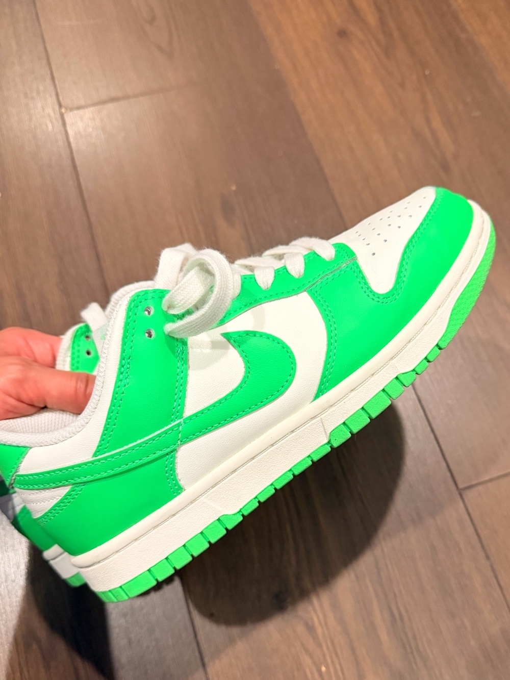 Nike Dunk Low Women Sz 7 Green Strike